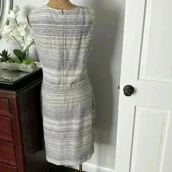 Gorgeous St.John dress made is USA.  Never worn - Picture 2 of 3